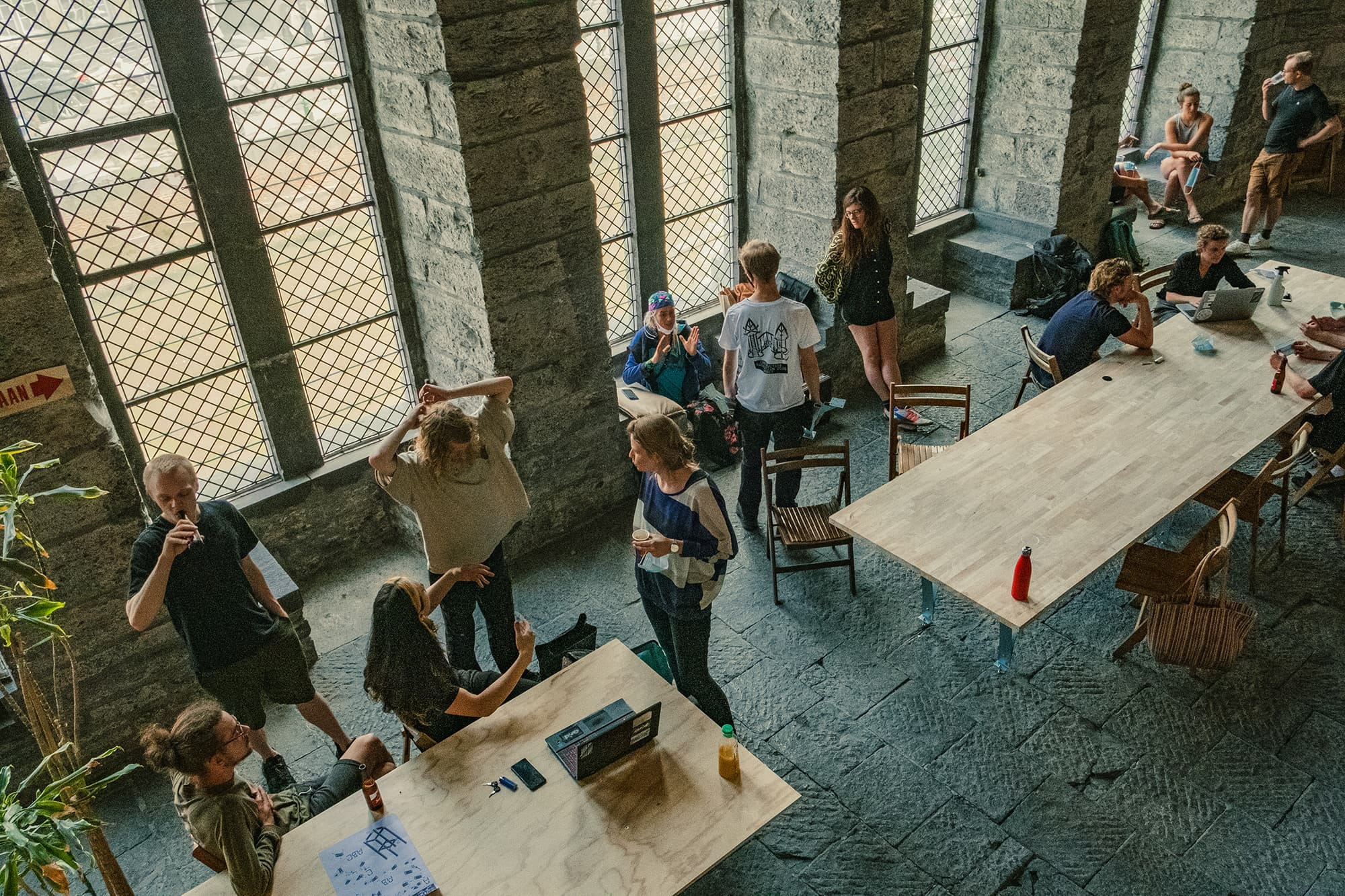 Sfeerbeeld uit Bar Broei tijdens de brainstorm & co-creatie van de modulaire ruimtes in het Duivelsteen olv Constructlab, 2020